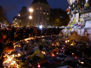 Kerzen, Blumen, Mahnwache: auf der Place de la République
