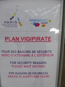 Kleine Veränderungen im Alltag: Vor dem Eingang des Tourismusbüros an der Gare de Lyon wird verlang, aus Sicherheitsgründen nach und nach einzutreten. 